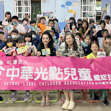 教育新聞-跨越病痛的生命色彩：中華光點重症病童畫展 進駐校園傳遞愛與勇氣